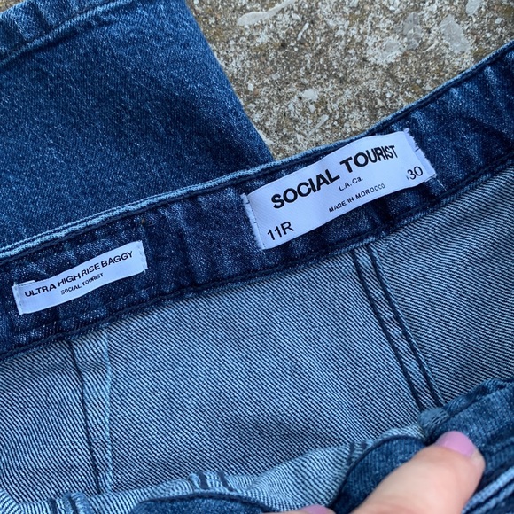 Social Tourist Hollister | Ultra High Rise Baggy Boho 70s Wide Leg Jeans - Picture 10 of 12